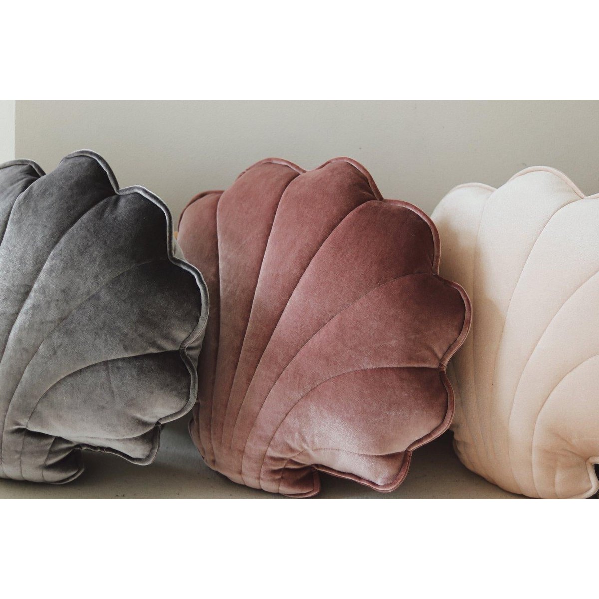 Almohada de concha de terciopelo “Cosmic Pearl”