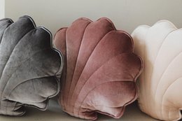 Almohada de concha de terciopelo “Cosmic Pearl”