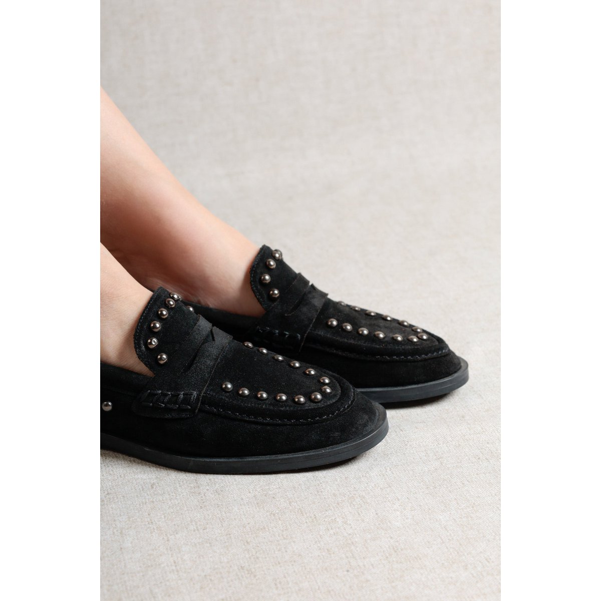 EMILIA STUDS ZWART – Suède loafers met studs