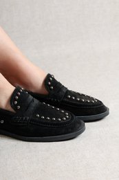 EMILIA STUDS ZWART – Suède loafers met studs