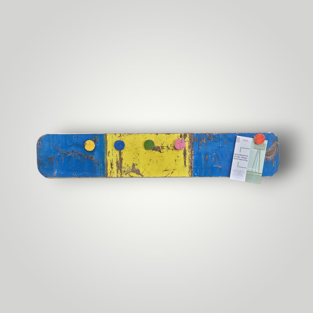 Magnette bord gemaakt van gerecyclede olievaten met 5 kleurrijke magneten 80 cm * 15 cm
