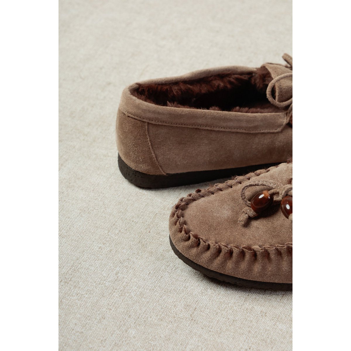 BINITA BEADS TAUPE – Suède ballerina's van harskralen met voering van imitatiebont