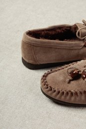 BINITA BEADS TAUPE – Suède ballerina's van harskralen met voering van imitatiebont