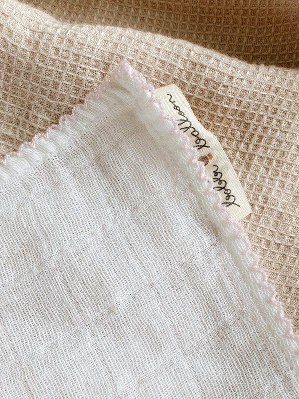 Muslin med hæklet piping - lys pink