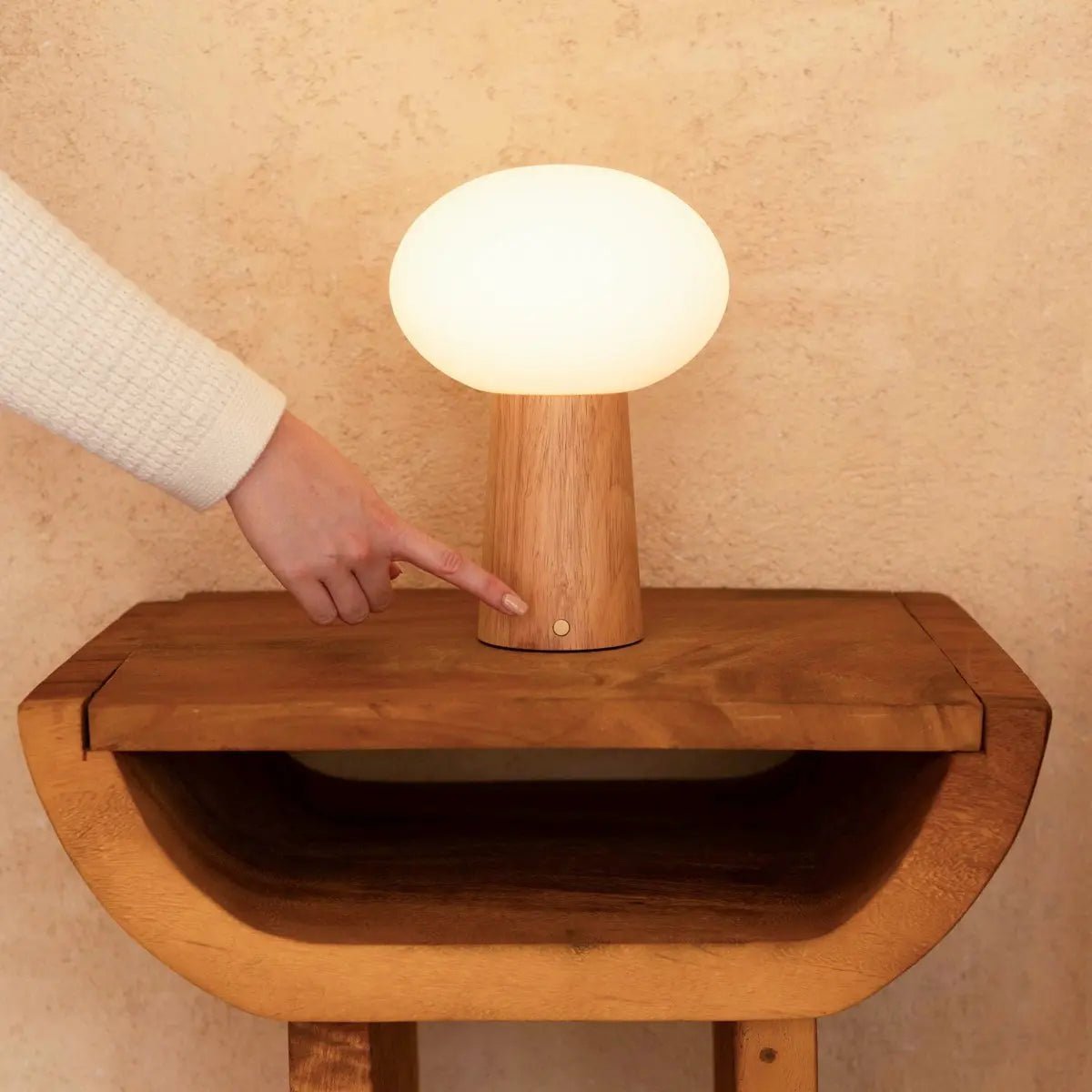Max Hellbraune kabellose Tischlampe aus Holz