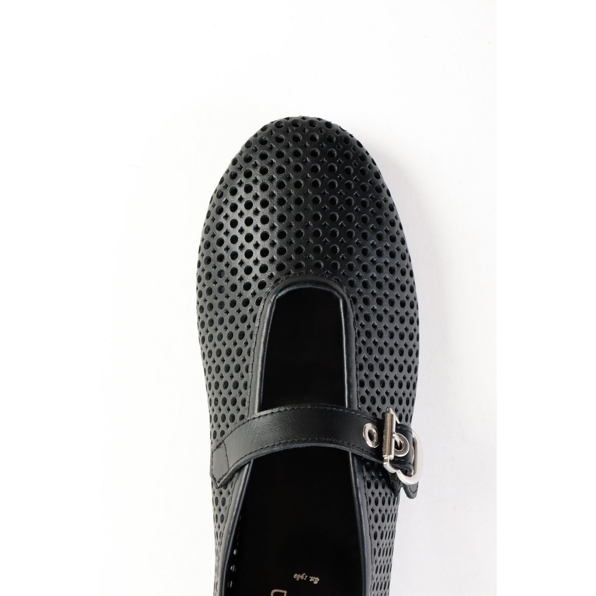 CARROLL BLACK – Ballerinas aus perforiertem Leder mit Schnalle