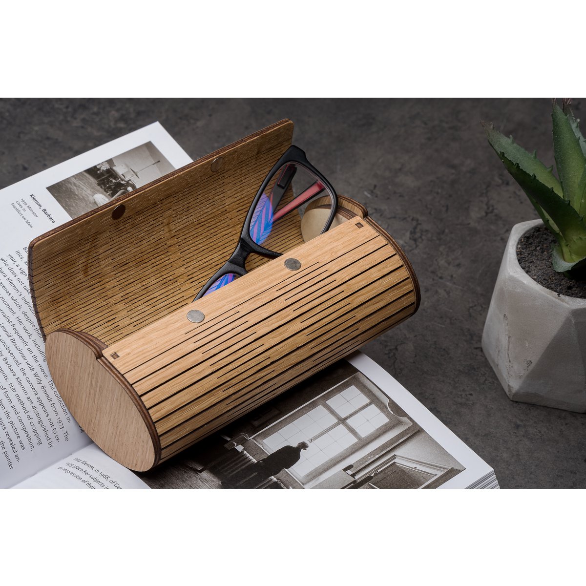 Krea-Wood houten handgemaakte brillenkoker met magneet. Gemaakt door eikenhout, natuurlijke kleur