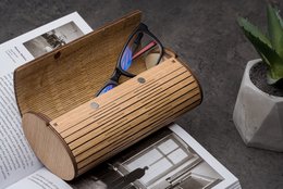 Estuche para gafas hecho a mano de madera de Krea-Wood con imán. Fabricado en madera de roble, color natural.