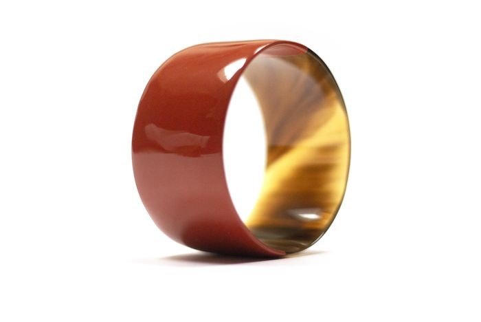 Steenrood gelakte armband in maat L.