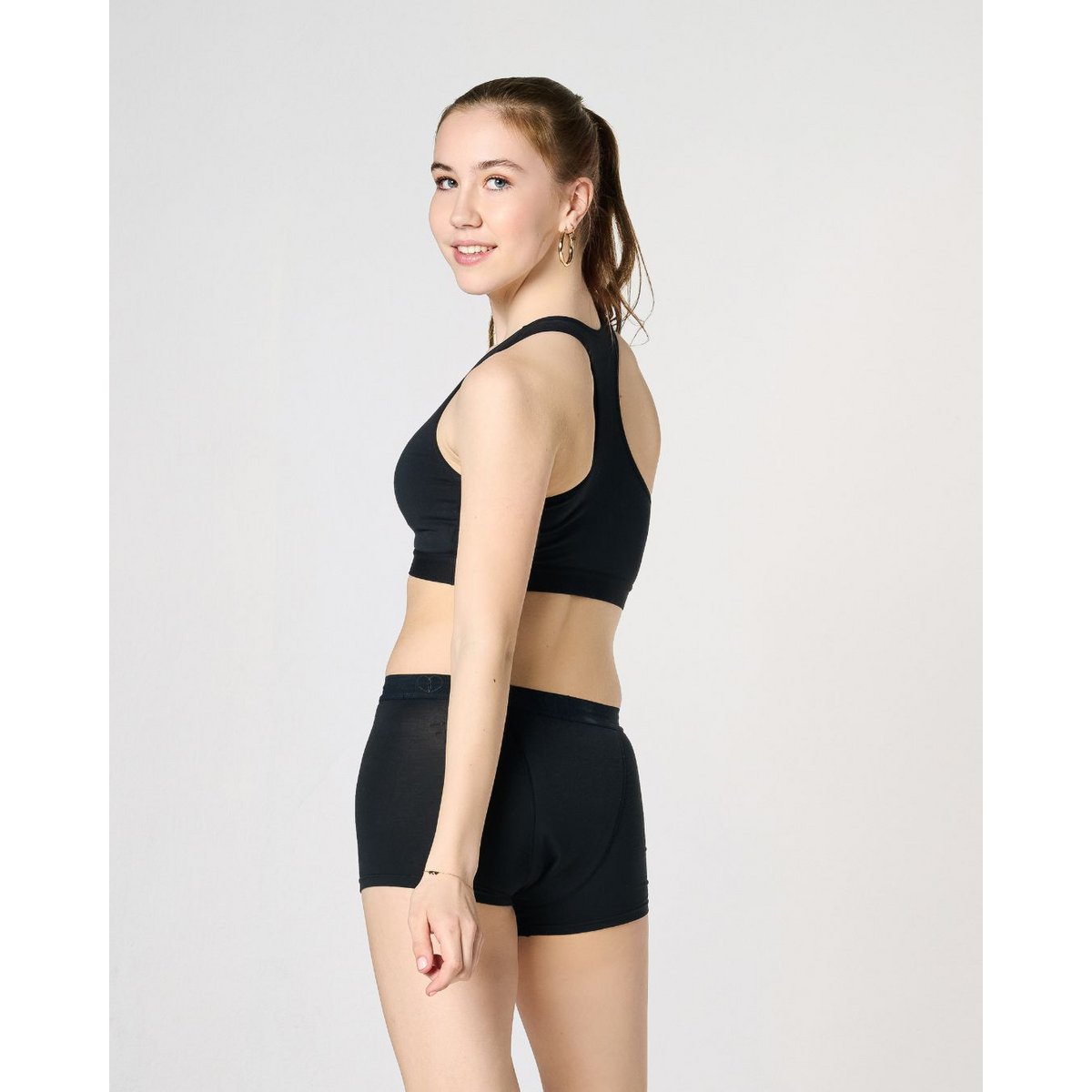 Menstruationsbukser drengekorte piger – medium-tung absorption (sort, pink print)