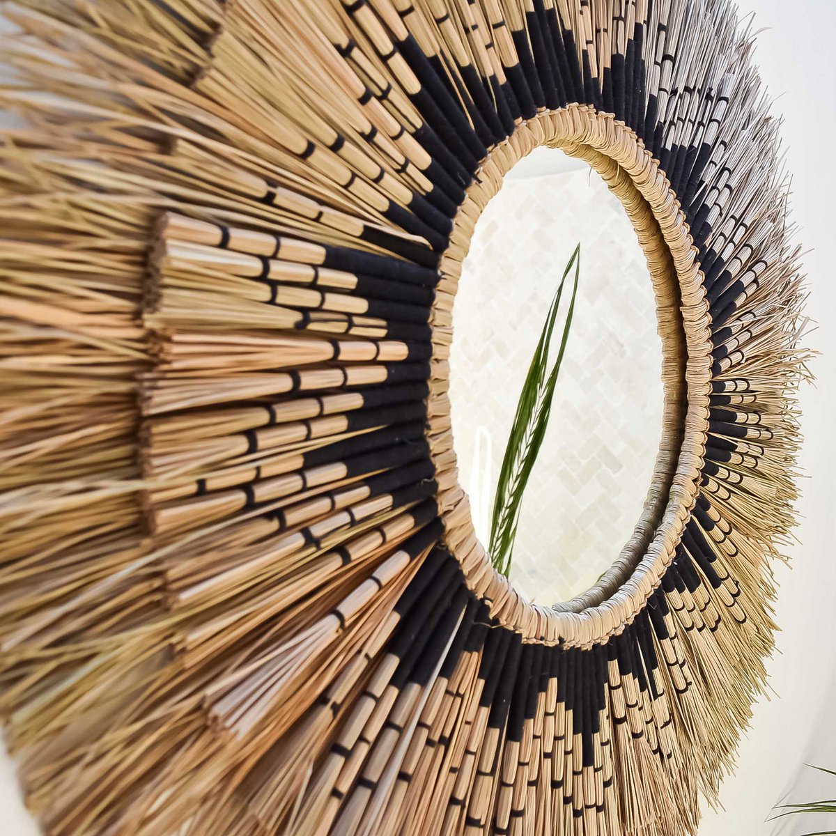 Miroir en jonc de mer avec détails en macramé - Ambon Noir ø60cm