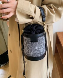 AnBeck Small Bucket Crossbody-håndtaske (2 farvemuligheder)