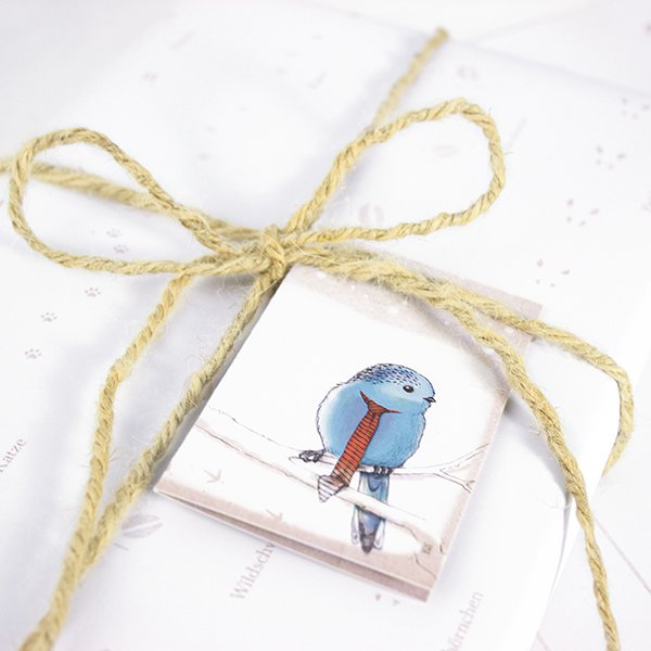 Gift tag bird in the snow