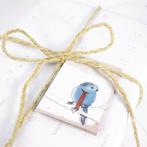 Gift tag bird in the snow