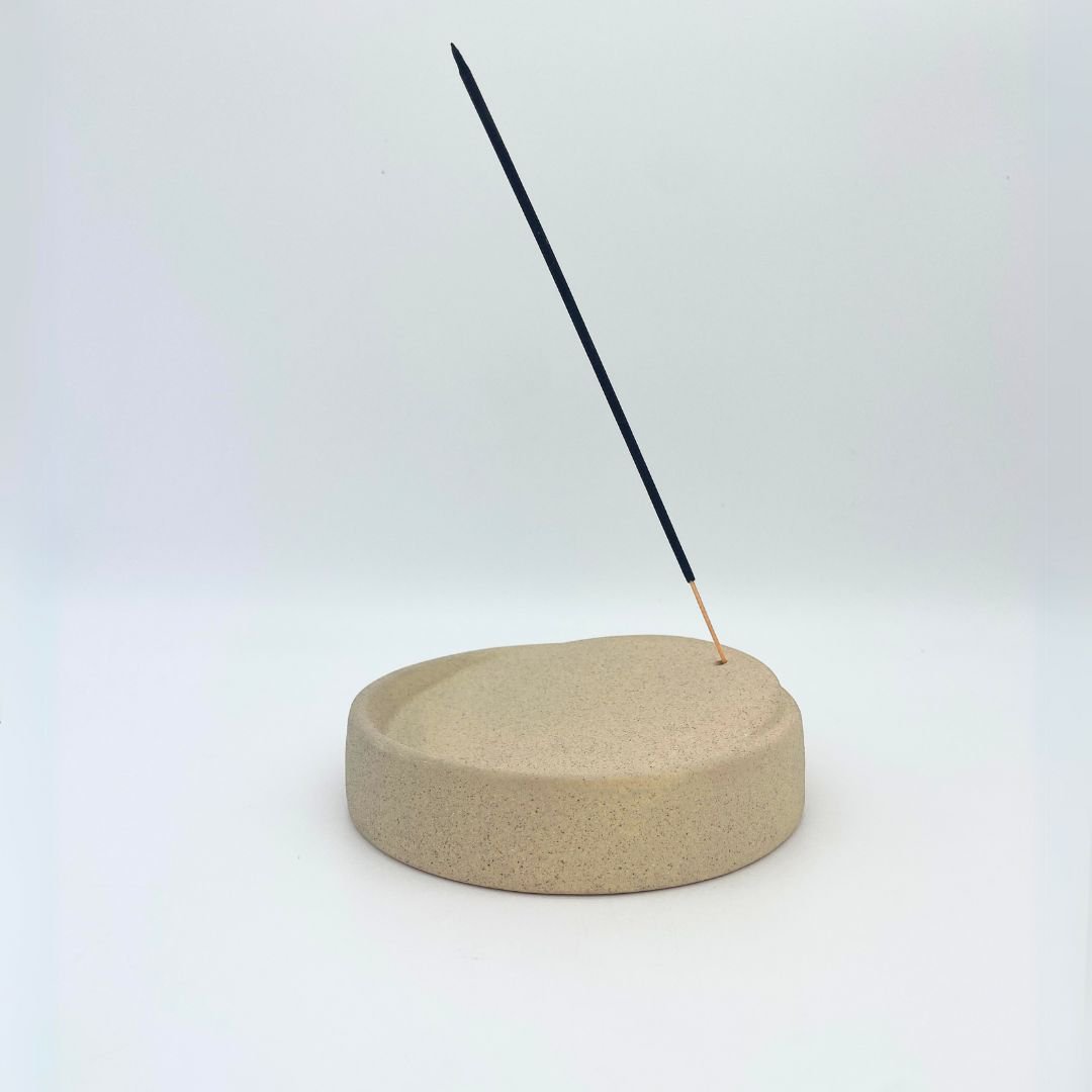 røgelsesholder - røgelsesholder - keramik - rund - skrå - beige - diameter 14,5 cm - røgelsebrænder