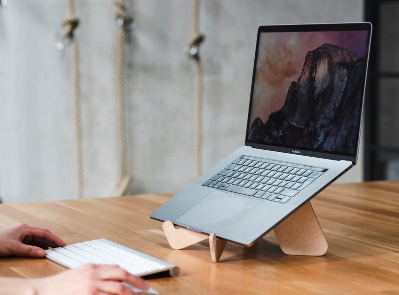 Laptopständer — Tragbar und aus Holz