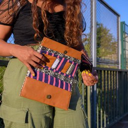 Karamellbraune Handtasche - Schwarz-Weißes Muster