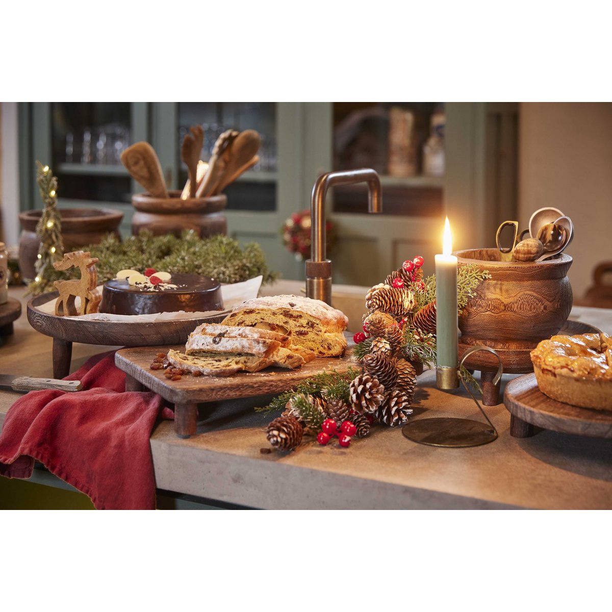 Tarro de arreglo navideño - frutos rojos | ø 22cm | Adorno navideño decorativo y bien relleno en macetero resistente con materiales naturales con detalles en blanco | Rojo