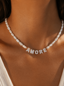 LOVE – Keshi-Perlenhalsband und Perlmuttbuchstaben