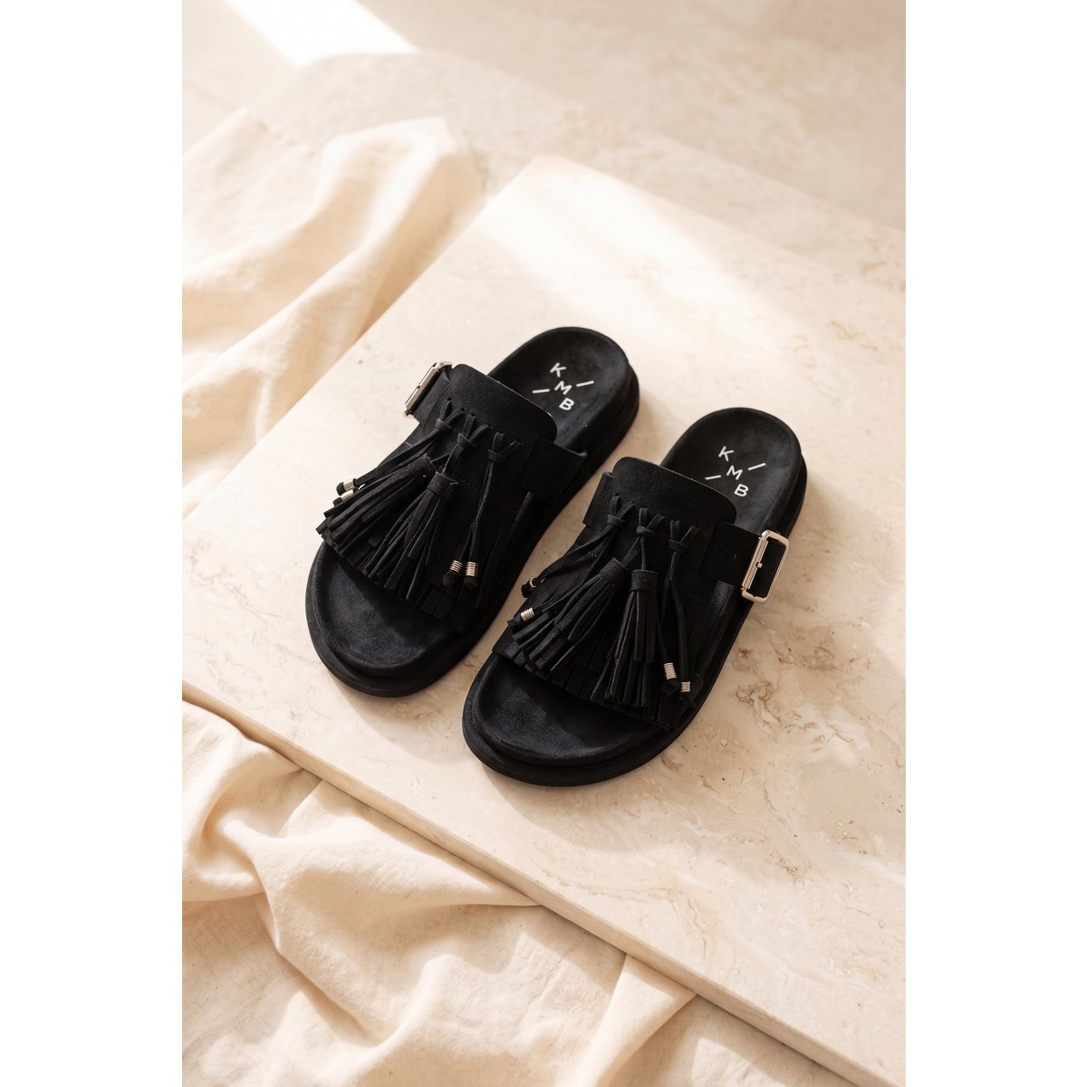 HELENA BLACK – Bio-Sandale mit Fransen und Metallschnalle
