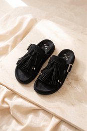 HELENA BLACK – Bio-Sandale mit Fransen und Metallschnalle