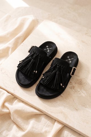 HELENA BLACK – Bio-Sandale mit Fransen und Metallschnalle