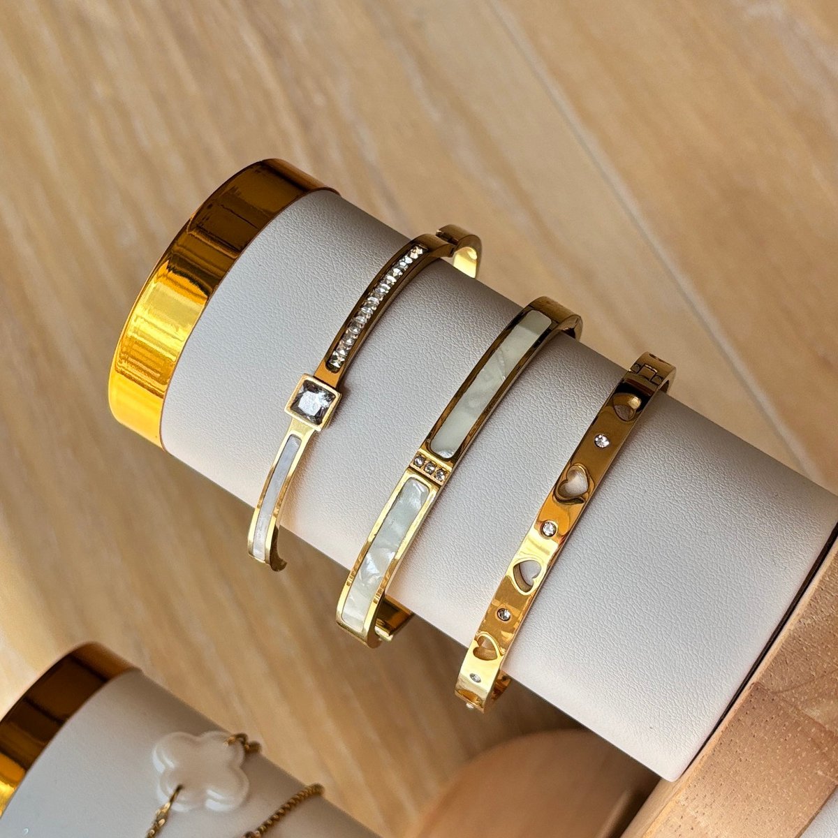 MOTHER OF PEARL - Rigid shell bracelet