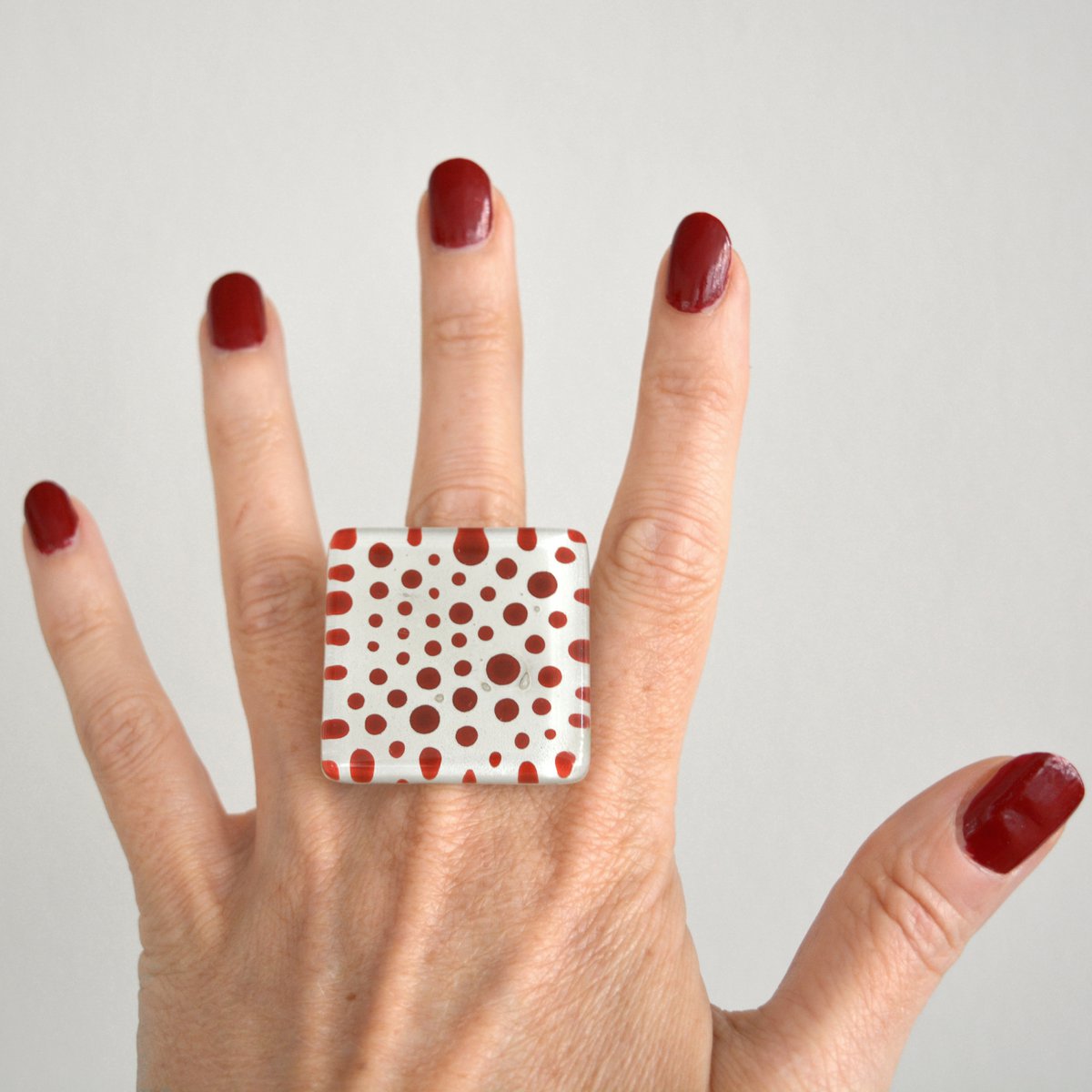 Oversized polka dot ring rood en wit, verstelbare maat