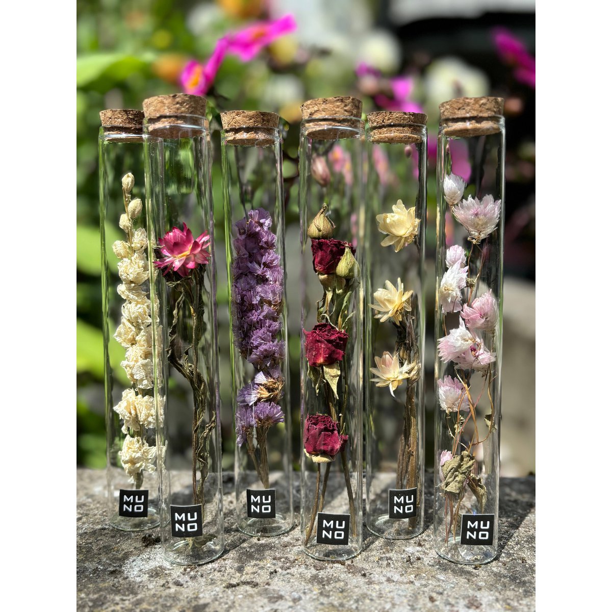 Tube 20 cm med tørret blomst - gave