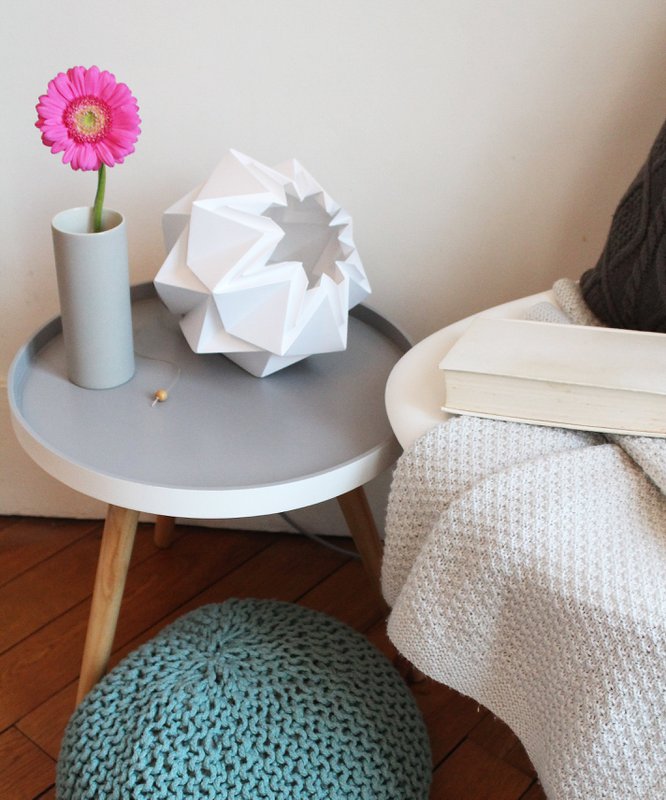 Lámpara de mano de papel de origami liso