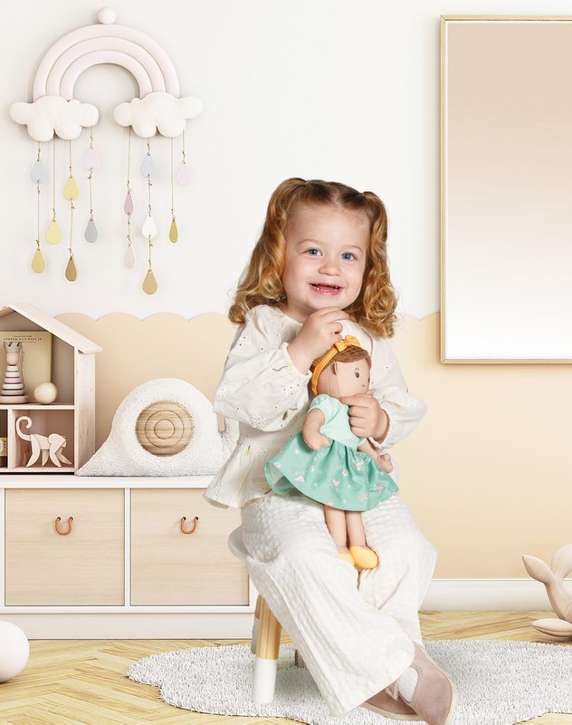 Stof Doll '' Livi '' med kjole til at sætte på og tage af, 32 cm