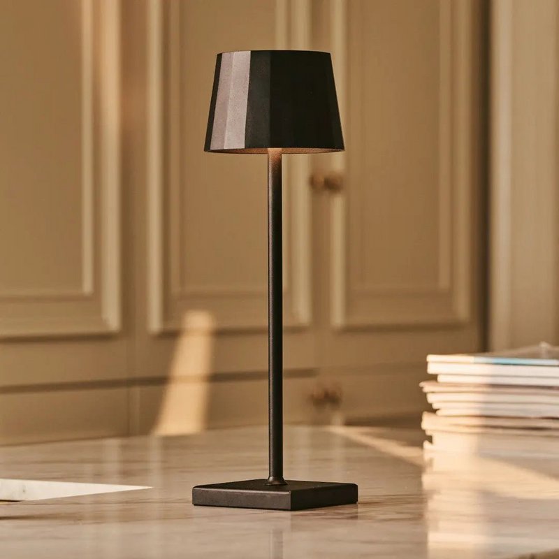 William Black genopladelig bordlampe