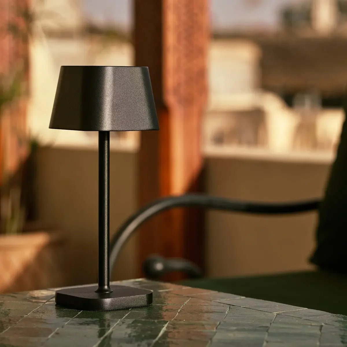 Lampe de table rechargeable noire Ava
