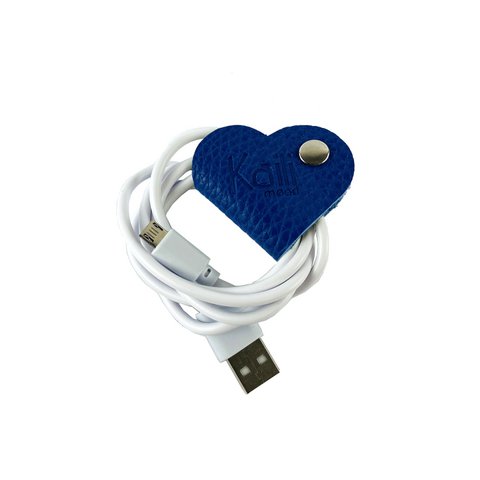 K0039DB | Hergestellt in Italien, herzförmige Kabeltrommel aus echtem Vollnarbenleder, Dollar-Maserung – blaue Farbe – Maße: 5 x 8 x 0,5 cm – Verpackung: Geschenkbox mit starrem Boden/Deckel