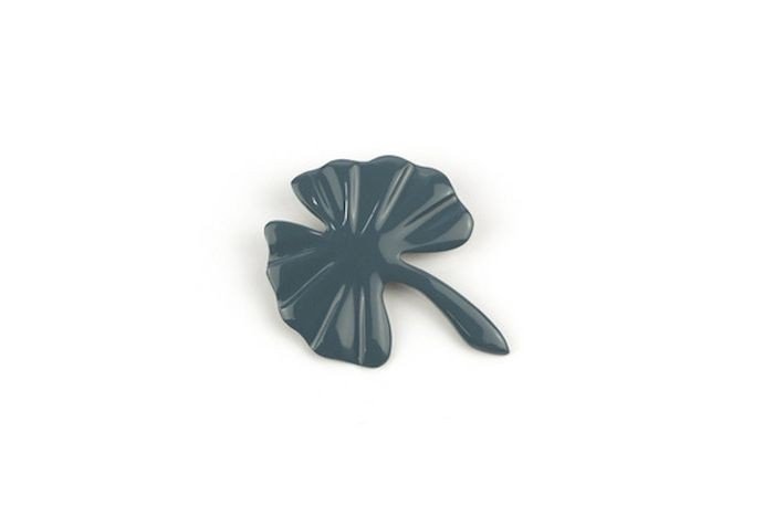 Gray-blue lacquered gingko brooch