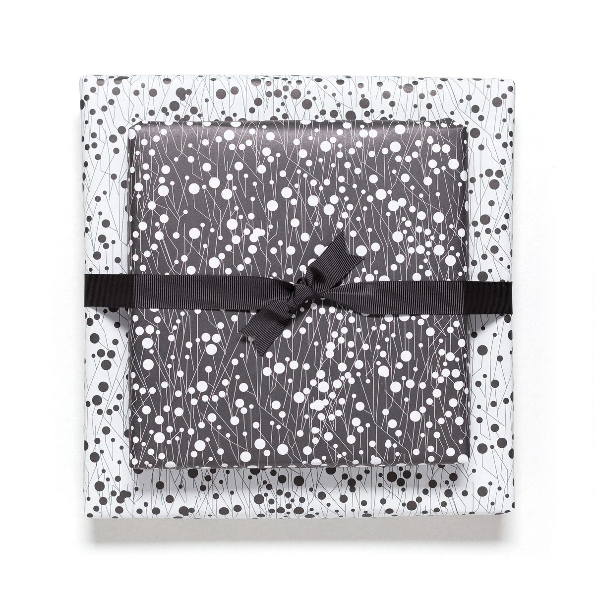 Papel de envoltura blanca negra floral, empaquetado perfectamente para regalos para hombres o como papel para boda para bodas