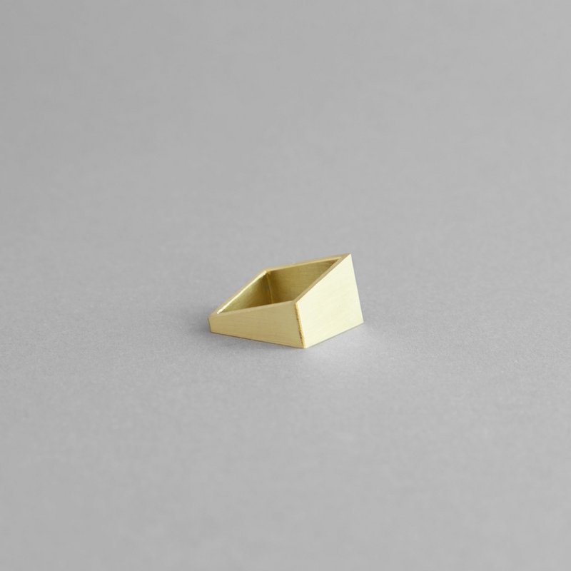 QUADRATISCHER RING AUS MESSING