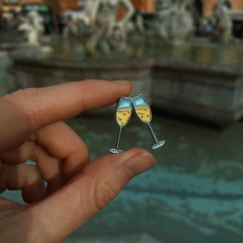 Enamel Pin "Chin Chin"