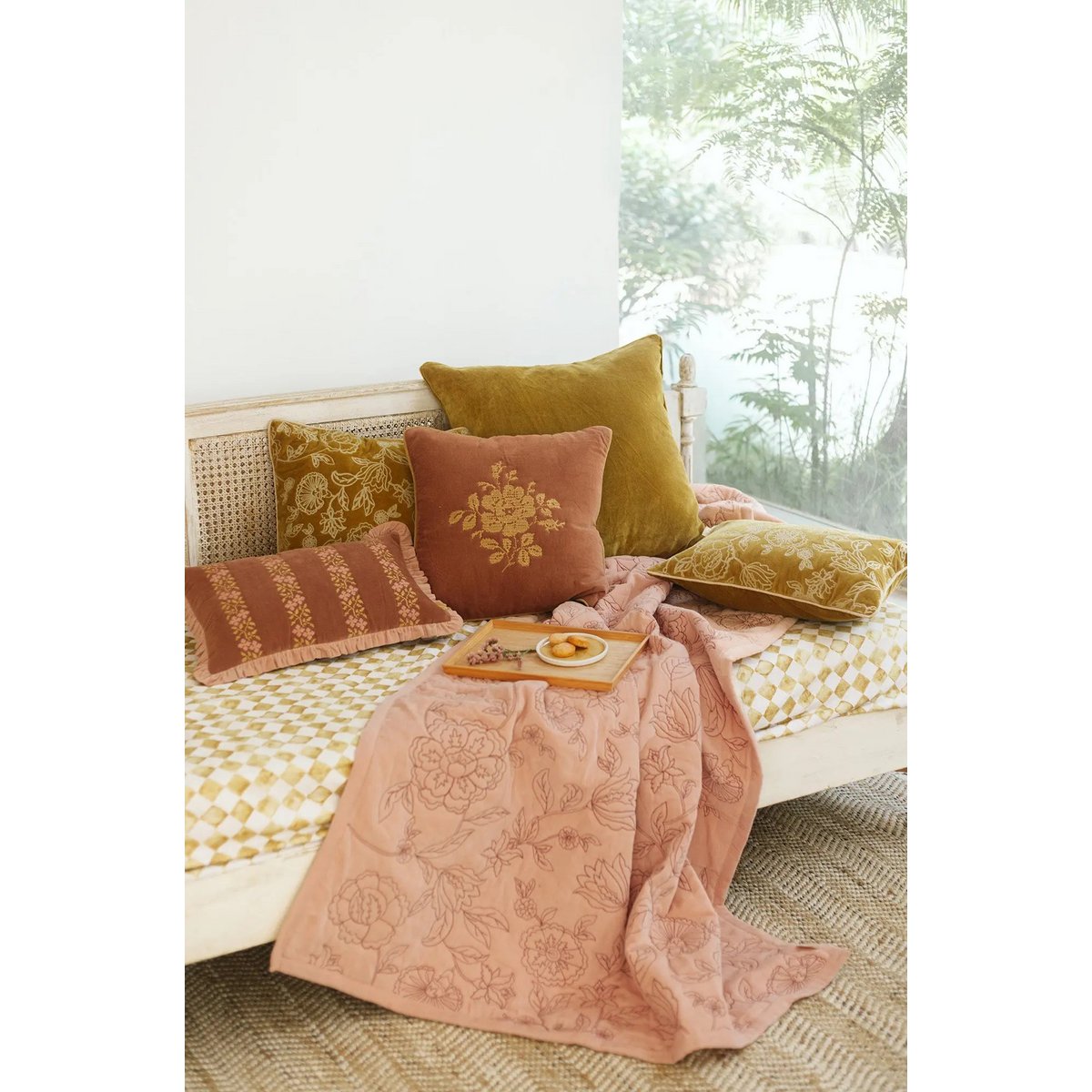 Pudebetræk | Camellia Rabarber Cross Stitch Pudebetræk fra Sanctuary Living