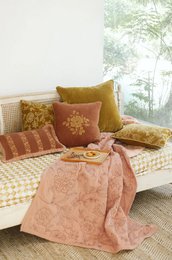Pudebetræk | Camellia Rabarber Cross Stitch Pudebetræk fra Sanctuary Living