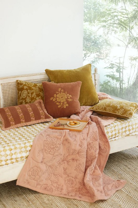 Pudebetræk | Camellia Rabarber Cross Stitch Pudebetræk fra Sanctuary Living