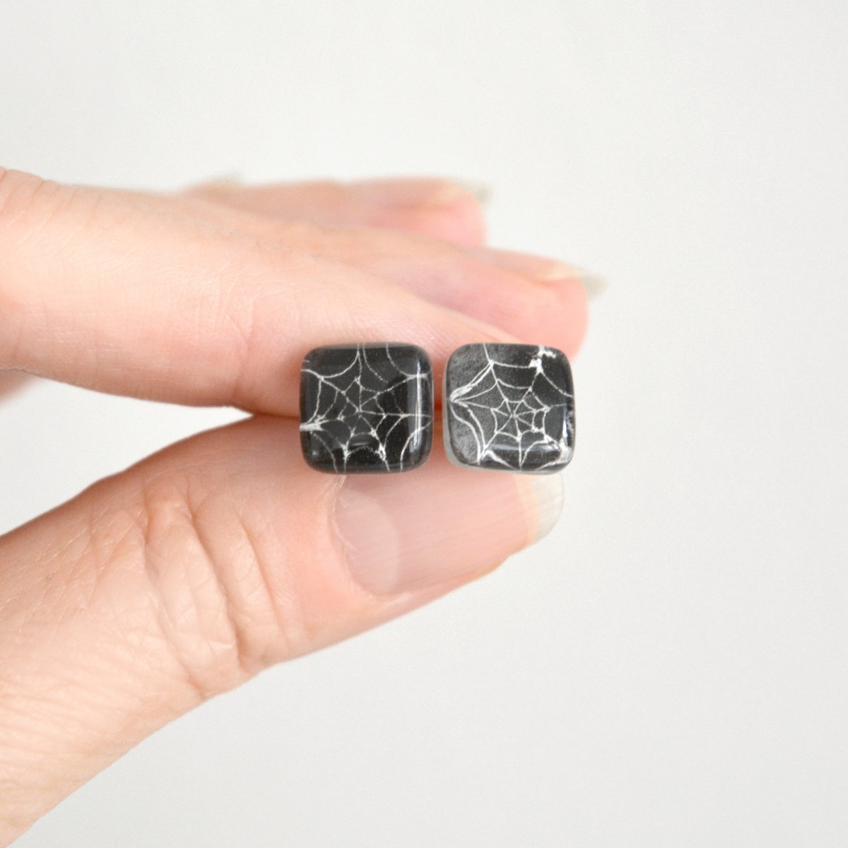 Unieke oorbellen met spinnenwebknopen, zwarte kleur, gerecycled glas en sterling zilver