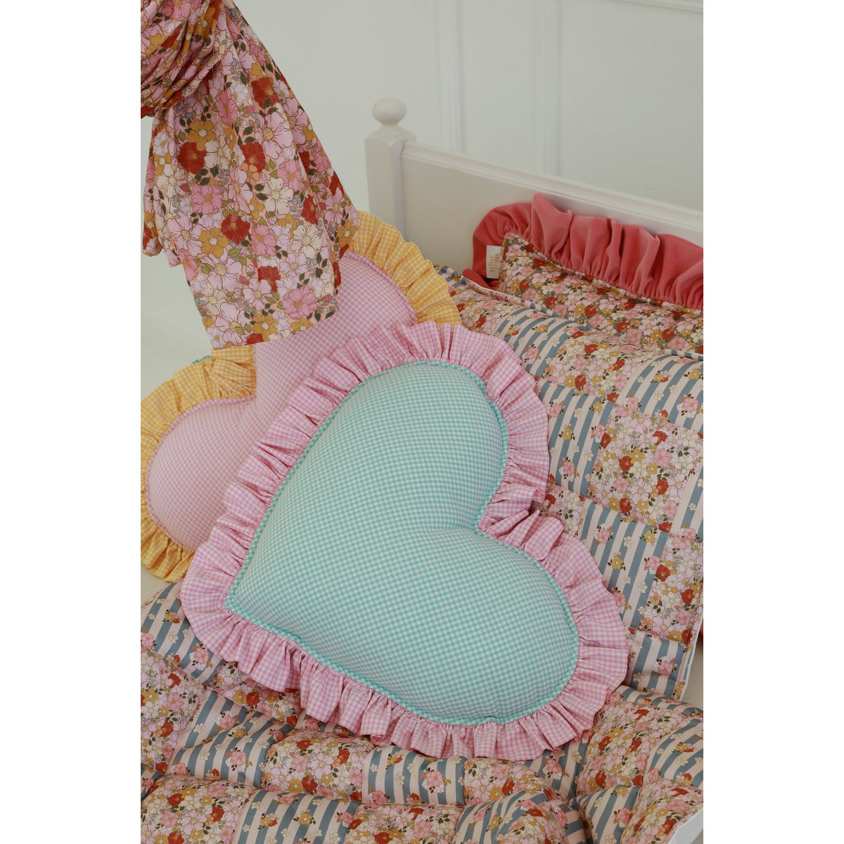 Cuscino Cuore double face con volant “giardino rosa”