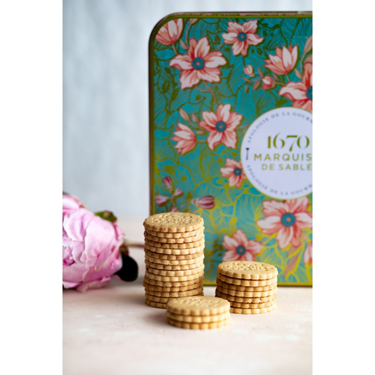 Shortbread biscuits assortment of pure fresh butter natural shortbread, with salted butter caramel, chocolate and apricot chips - "Vegetable Magic" metal box 400 g