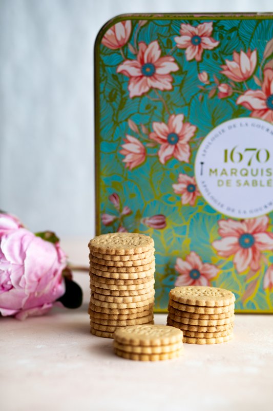 Shortbread biscuits assortment of pure fresh butter natural shortbread, with salted butter caramel, chocolate and apricot chips - "Vegetable Magic" metal box 400 g