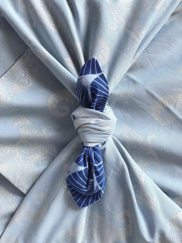 Furoshiki Gift Wrap Sky Elephants & Indigo Fans Envoltura de regalo de tela - Doble cara (Reversible)