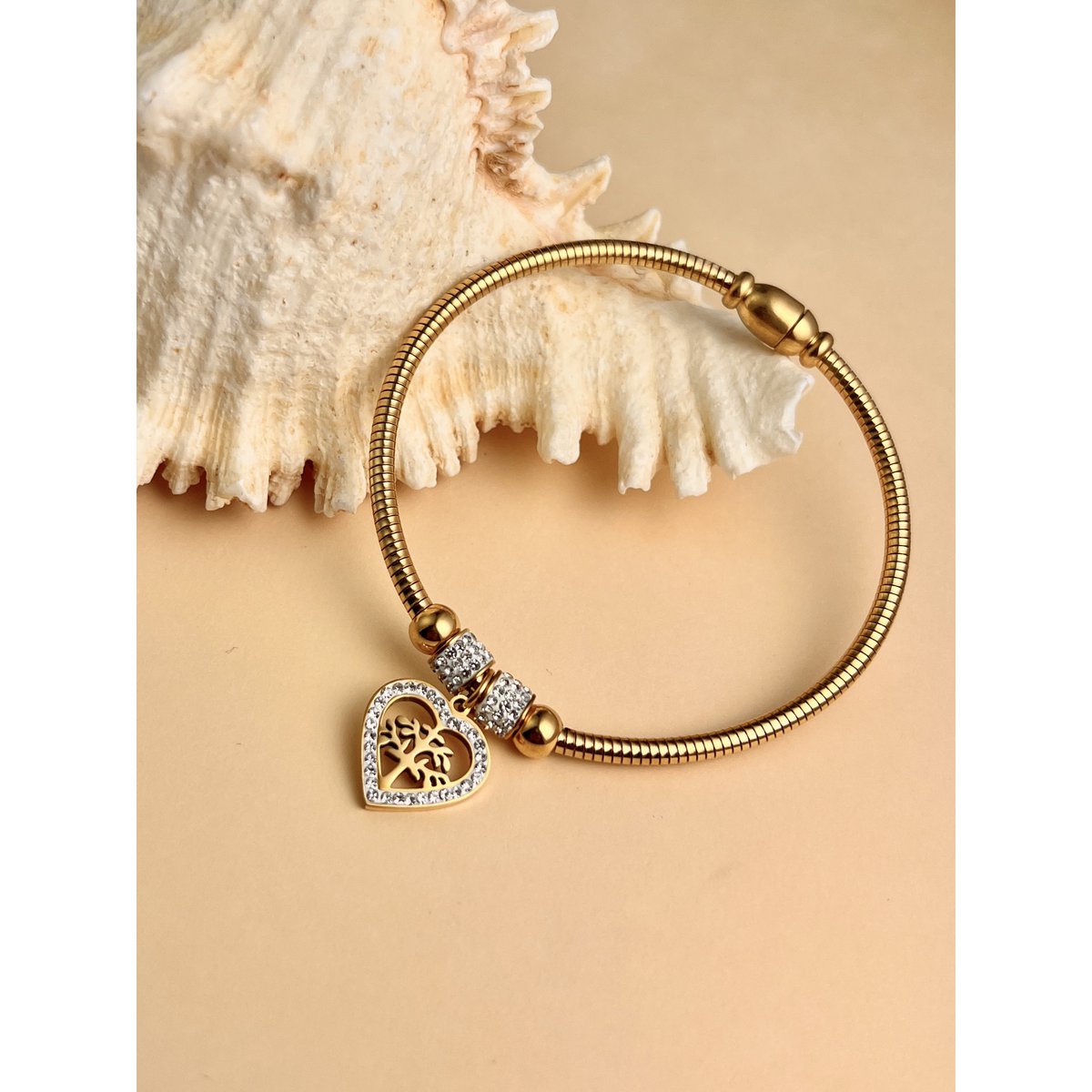 Bank bracelet with heart charms