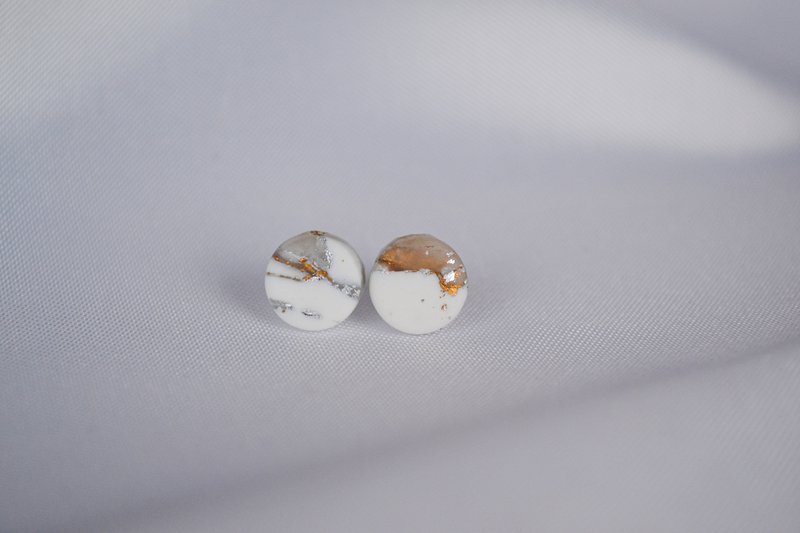 Sol oorknopjes in wit en metallic