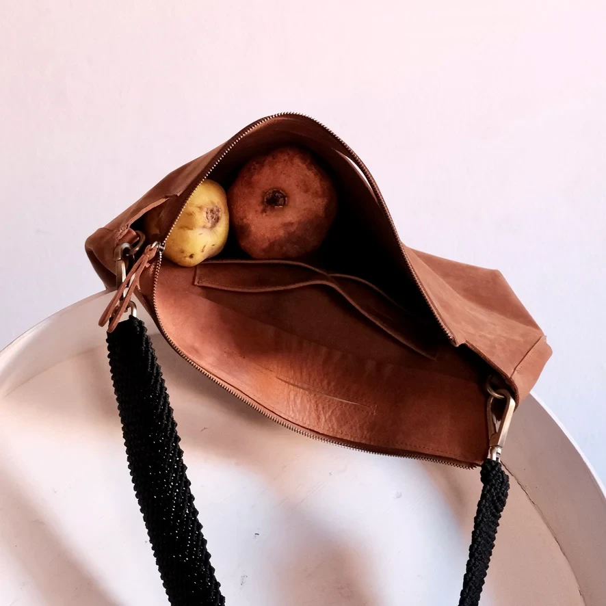 Borsa a tracolla in pelle cognac con tracolla in macramè nero