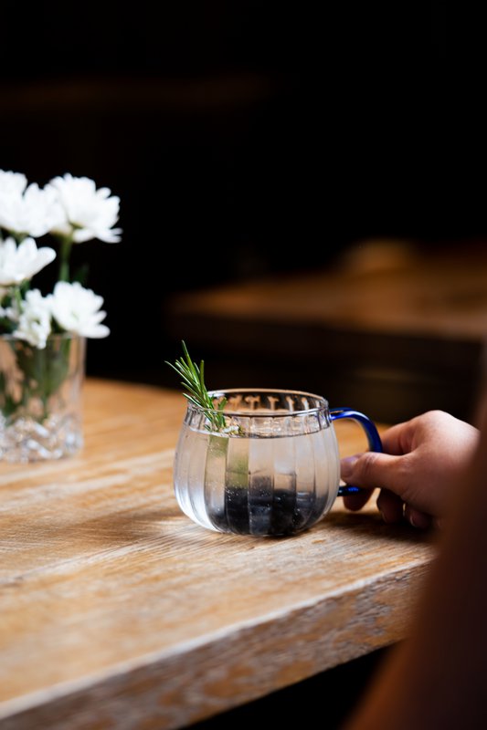 SÆT med 2 vægglas med blåt håndtag 350ml TULIP 1180